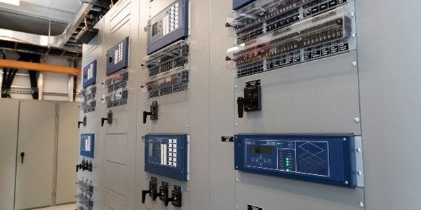How Source Diversity Improves Control Power Supply Reliability